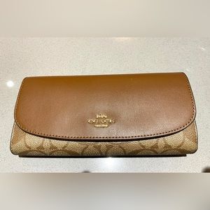 Ladies Coach wallet in brown/beige. Brand new, never used and still has tag